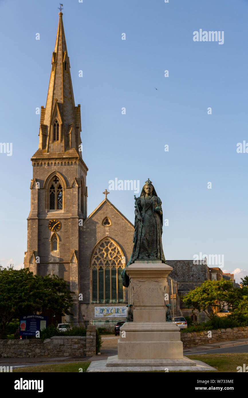 Statua della regina Victoria sorge nella parte anteriore della chiesa di San Giovanni Evangelista, Weymouth Dorset, alla fine della Spianata Foto Stock