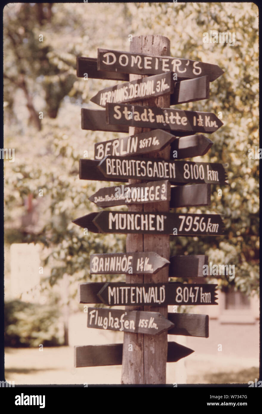 Cartello IN CANTIERE DEL DOMEIER drogheria, un quartiere business, sul sud MINNESOTA STREET A NEW ULM MINNESOTA. La città è stata fondata nel 1854 da un gruppo di immigrati tedeschi. I discendenti di famiglie provenienti da Svezia e Norvegia e del Galles sono anche raggruppati in comunità all'interno della contea di marrone. La zona circostante a New Ulm è prevalentemente agricola, ma la città deve la sua crescita a partire dal 1950 all'arrivo di aziende di produzione Foto Stock