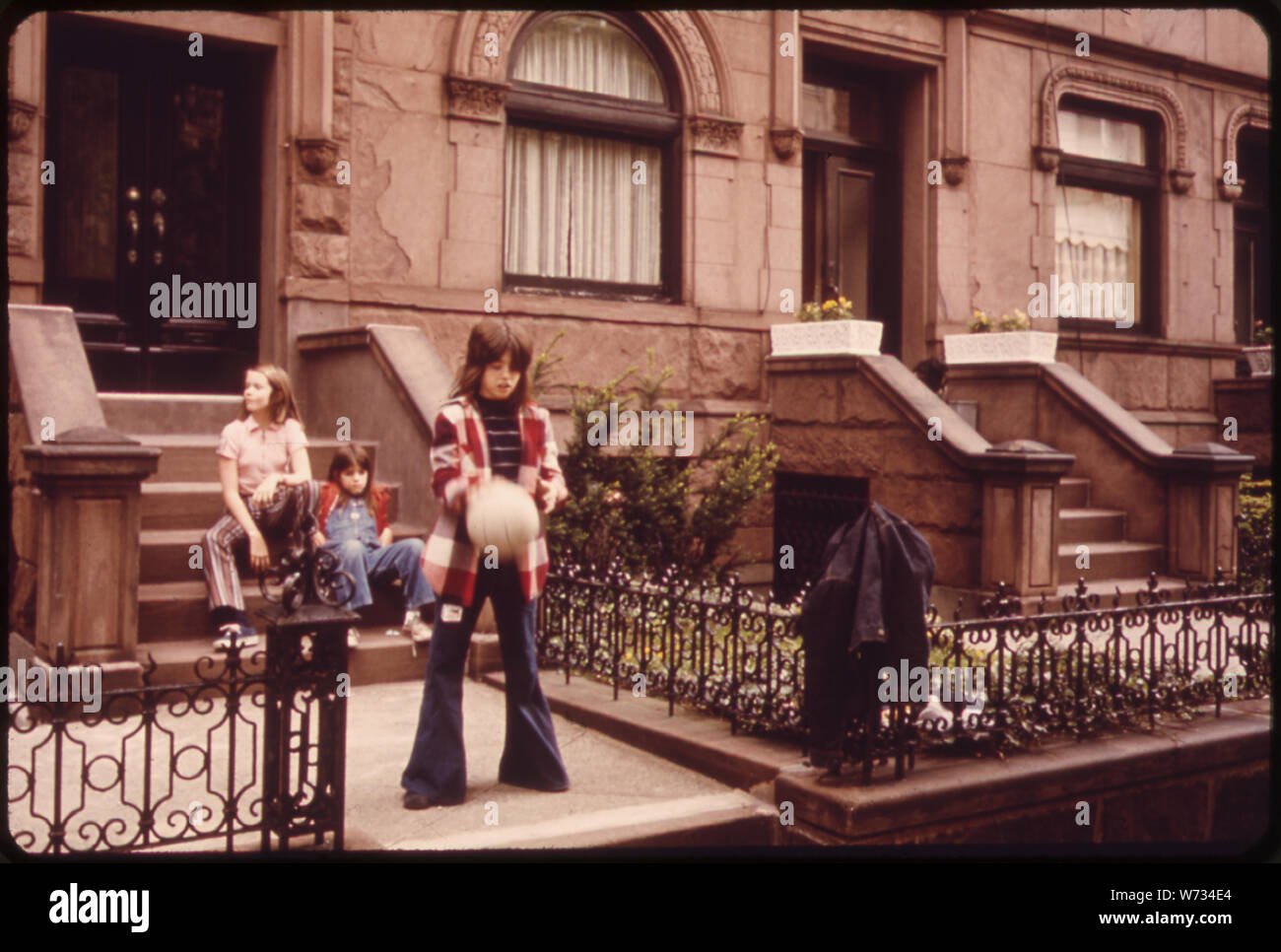 Piccoli e ben curati giardini con ferro battuto recinzioni adornano le case su 3rd Street vicino a Prospect Park di Brooklyn Foto Stock