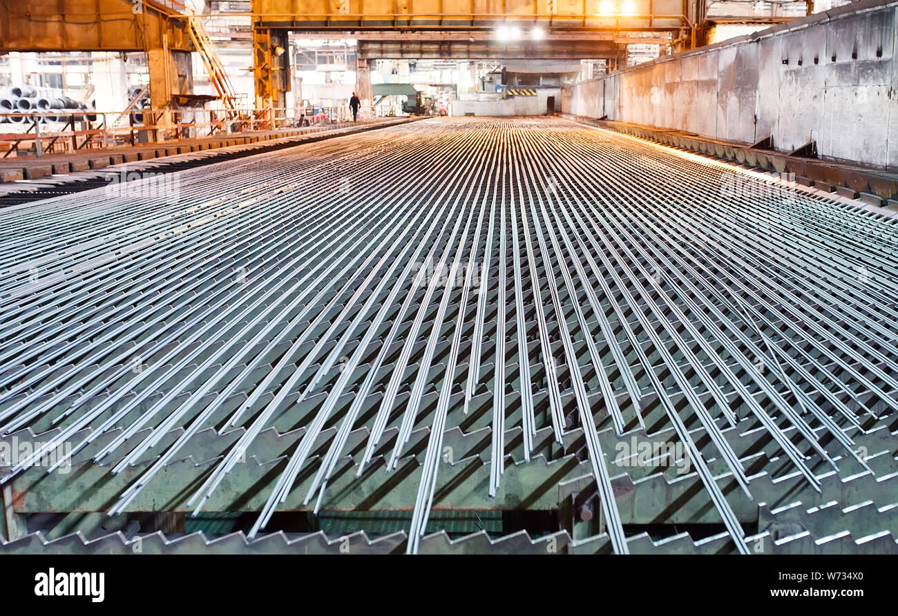 Industria metallurgica. Laminatoio. La valvola è raffreddata dopo la laminazione Foto Stock