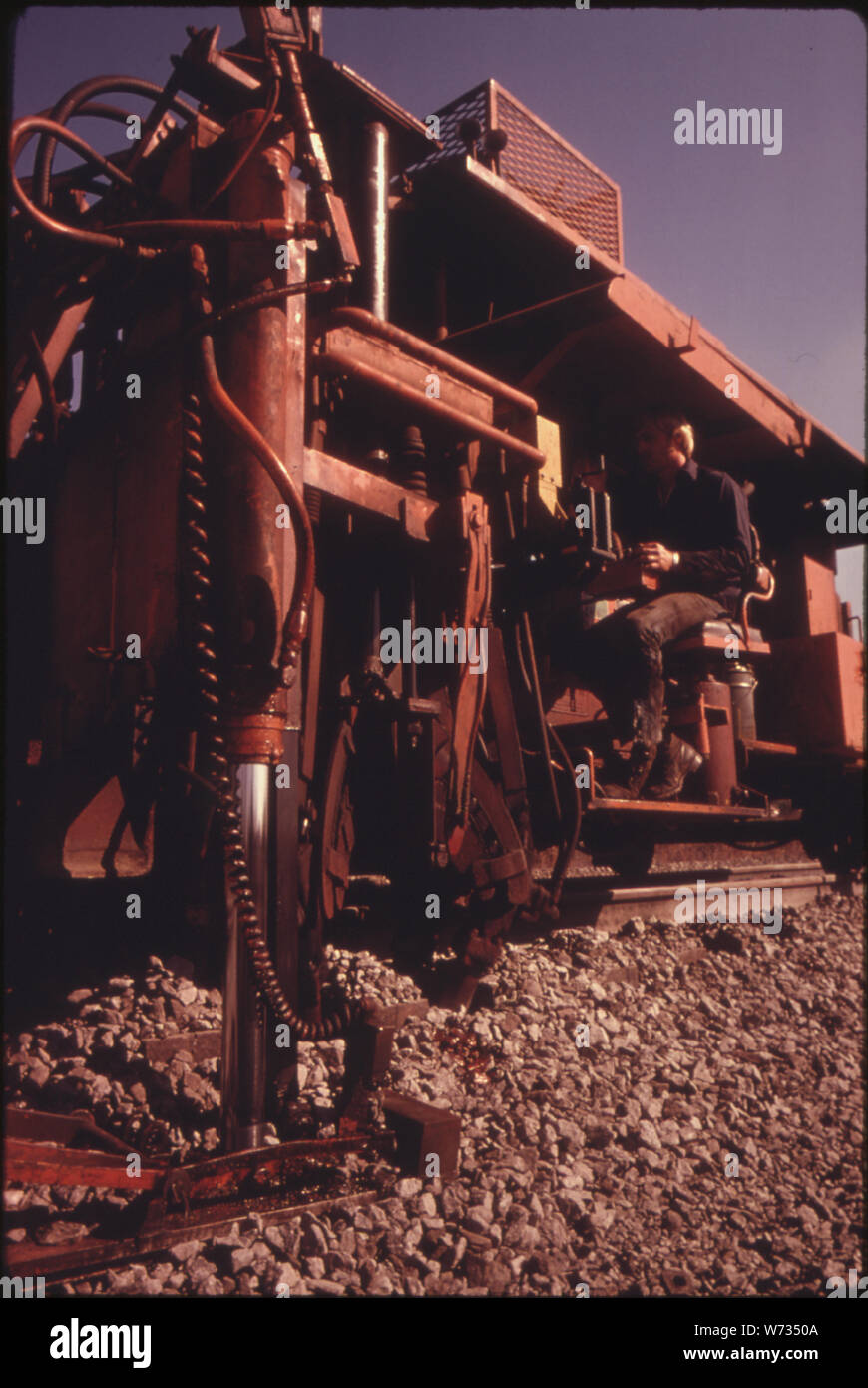 Stazione ferroviaria meridionale a macchinari, utilizzato per migliorare la massicciata. Nel 1974 l'azienda ha speso il 18,6 per cento delle sue entrate in via di manutenzione, la più alta del settore. Che anno Southern di cui 91,808 tonnellate di rotaia e posti 2,278,318 TRAVERSINE FERROVIARIE. La velocità massima di sicurezza sulla società della via è di solito 60 miglia per ora per la intera 10,531 miglia del sistema. IN CONFRONTO, un'altra società ha un massimo di otto miglia all'ora su una delle sue sezioni Foto Stock