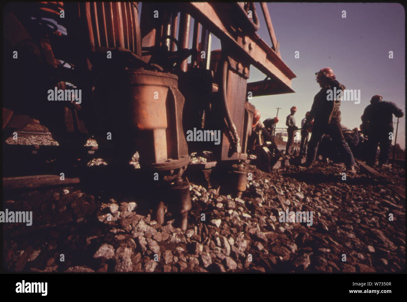 Stazione ferroviaria meridionale a macchinari e equipaggio di lavoro migliorando la massicciata. Nel 1974 l'azienda ha speso il 18,6 per cento delle sue entrate in via di manutenzione, la più alta del settore. Che anno Southern di cui 91,808 tonnellate di rotaia e posti 2,278,318 TRAVERSINE FERROVIARIE. La velocità massima di sicurezza sulla società della via è di solito 60 miglia per ora per la intera 10,531 miglia del sistema. IN CONFRONTO, un'altra società ha una sezione con un otto miglia per ora la velocità massima Foto Stock