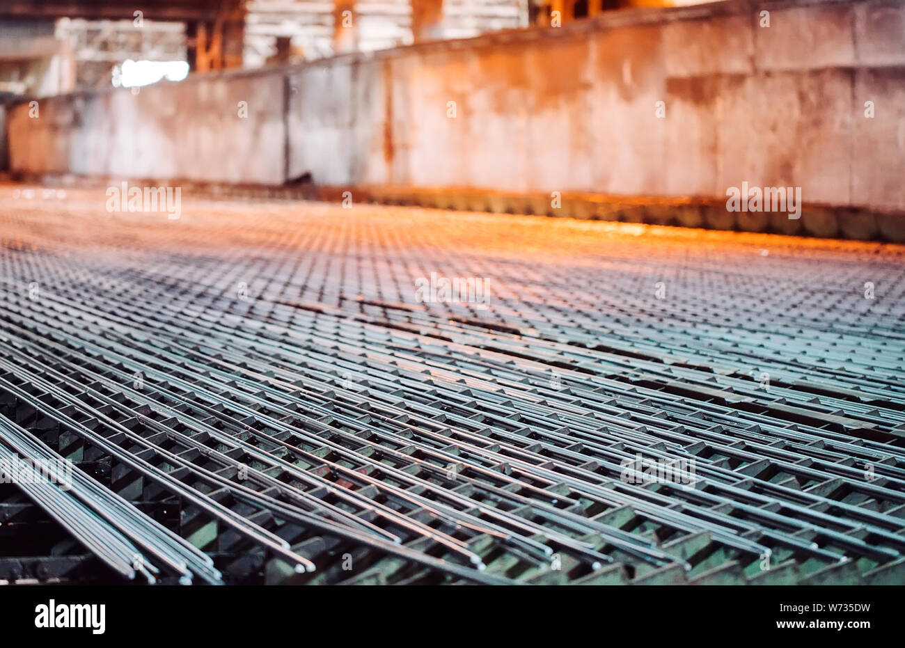 Industria metallurgica. Laminatoio. La valvola è raffreddata dopo la laminazione Foto Stock