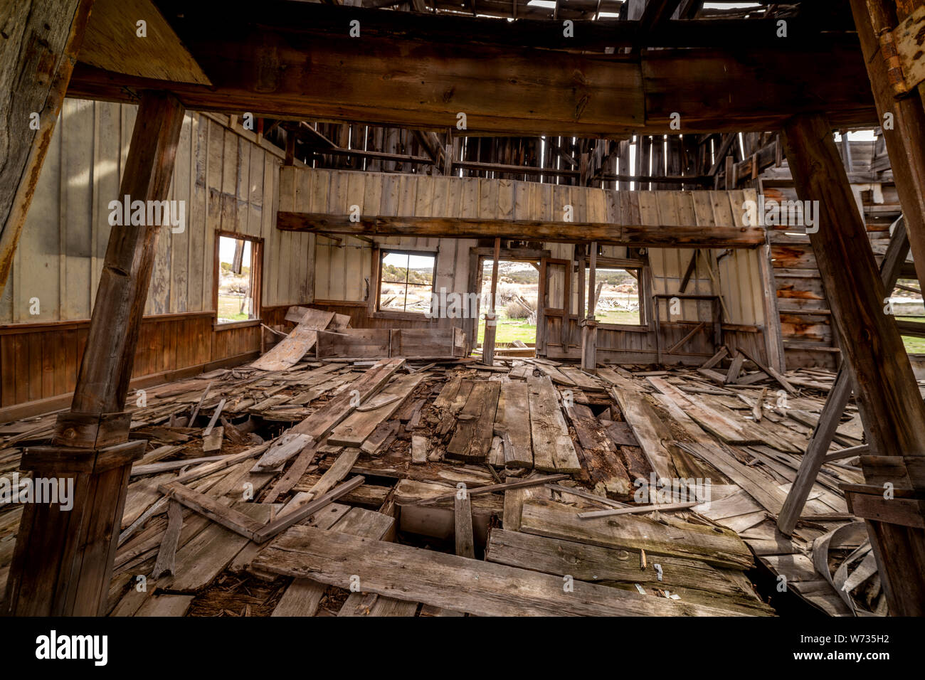 Vecchio rustico wild west saloon spostare insieme decadimento e la caduta verso il basso Foto Stock