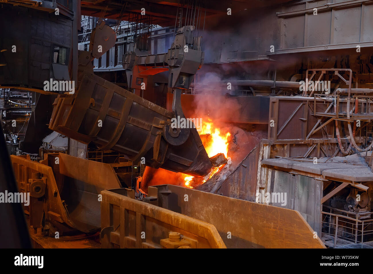 La fusione del metallo in fonderia, industria metallurgica. Foto Stock