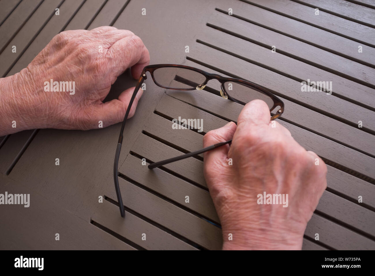 Close-up delle mani di un uomo anziano che soffrono di CIDP, una malattia autoimmune del sistema nervoso. Copia dello spazio. Foto Stock