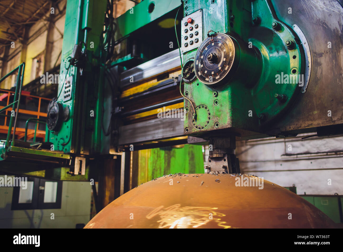 I lavoratori di una fonderia di getti di grind con una macchina di macinazione - industria pesante sul posto di lavoro. Foto Stock