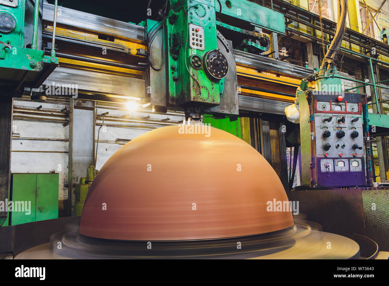 I lavoratori di una fonderia di getti di grind con una macchina di macinazione - industria pesante sul posto di lavoro. Foto Stock