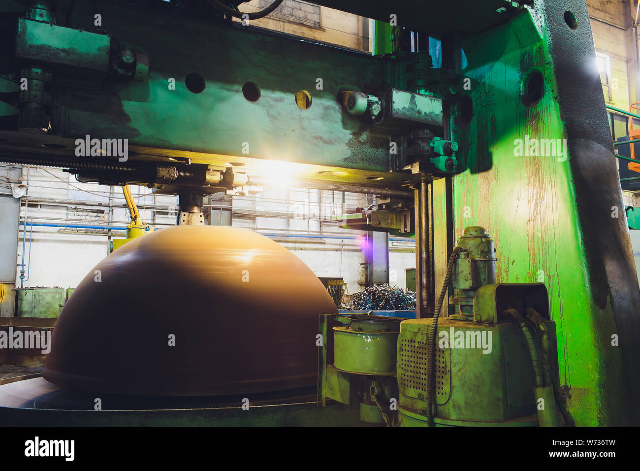 I lavoratori di una fonderia di getti di grind con una macchina di macinazione - industria pesante sul posto di lavoro. Foto Stock