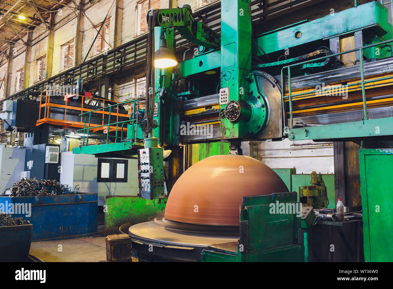 I lavoratori di una fonderia di getti di grind con una macchina di macinazione - industria pesante sul posto di lavoro. Foto Stock