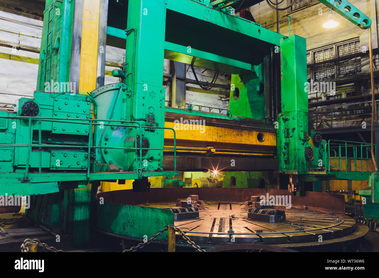 I lavoratori di una fonderia di getti di grind con una macchina di macinazione - industria pesante sul posto di lavoro. Foto Stock