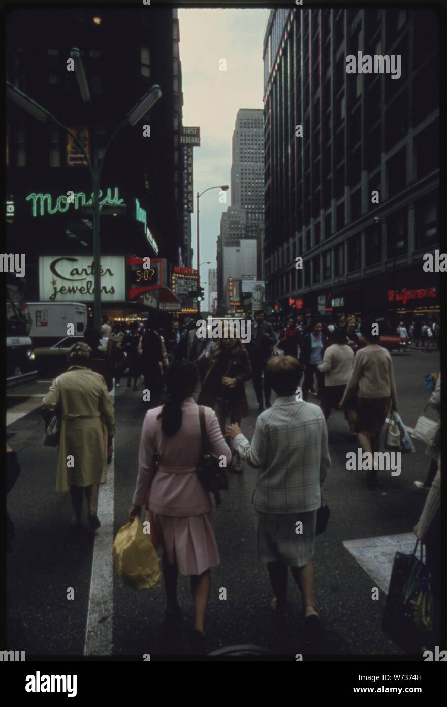 STATE STREET nel centro di Chicago, Illinois, parte di ciò che è noto come il loop. Si tratta di una tipica scena DI OFFICE I LAVORATORI, gli acquirenti e i visitatori nel cuore della citta'. Questa è una delle strade principali della città, dividendolo a est e a ovest. Molti di Chicago's famosi negozi si trovano su di esso come Marshall Fields CO. E GOLDBLATTS Foto Stock