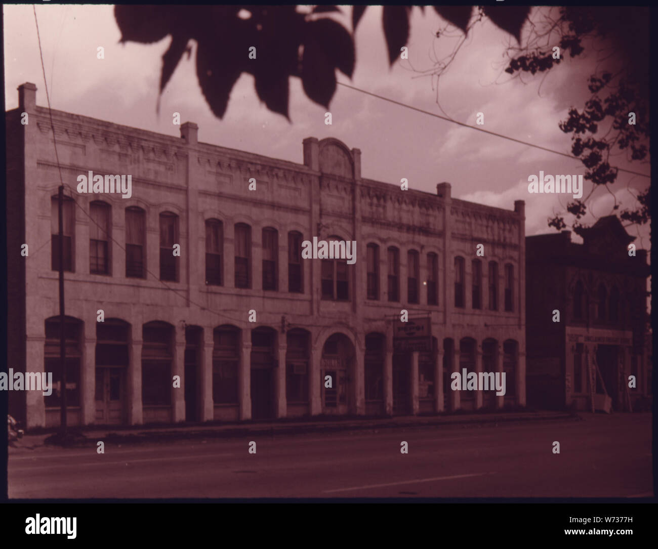 Vetrine in Washington Street, Houston, Texas. Questo è uno di una serie di 21 fotografie in bianco e nero. Essi documentano gli ambienti rimanenti dal XIX SECOLO IN TERMINI DI ARCHITETTURA, commercio e stili di vita. Le foto anche confrontare la città contemporanea che mostra lo spostamento delle uniche dall ordinario e rilevando la corrente i problemi urbani. Le foto mostrano una regione e la sua unicità in persone e architettura nel Texas orientale che è ancora una parte del sud Foto Stock