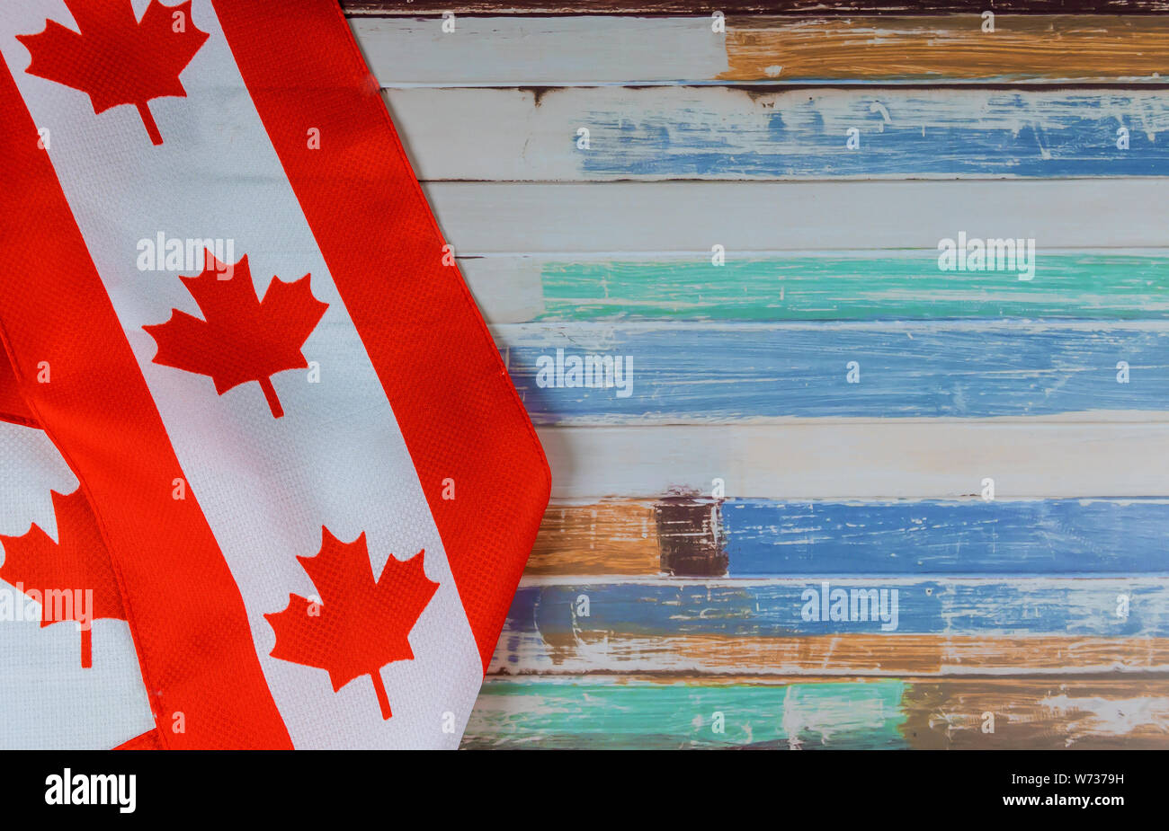 Canada giorno di celebrazione e di feste nazionali canadese rossa e bandiera bianca contro scuro dello sfondo rustico per Foto Stock