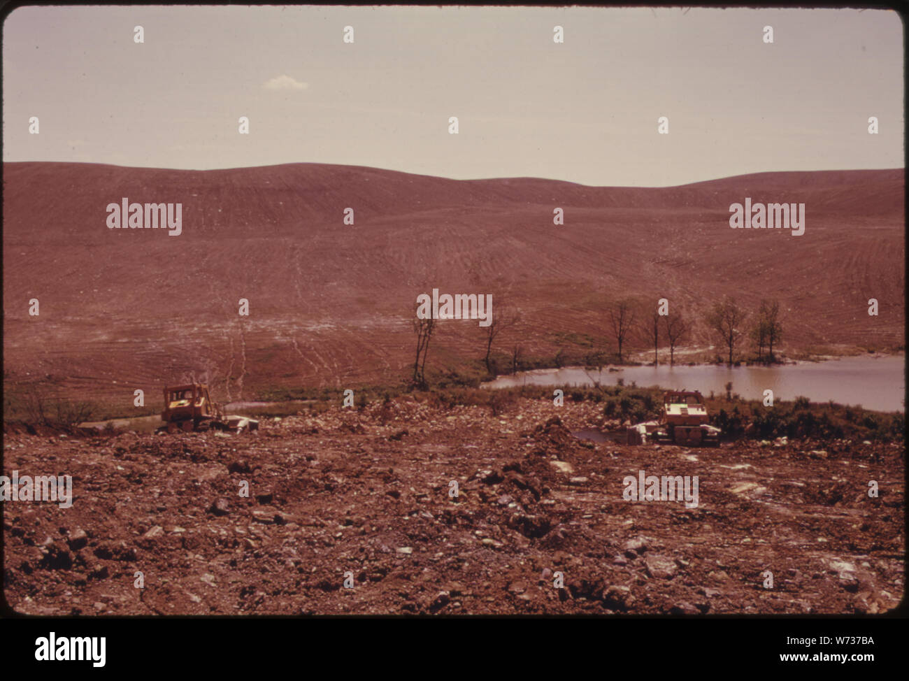 Striscia di terreni minati essendo RECONTOURED dalle apparecchiature dalla società carbonifere off route #100 Foto Stock
