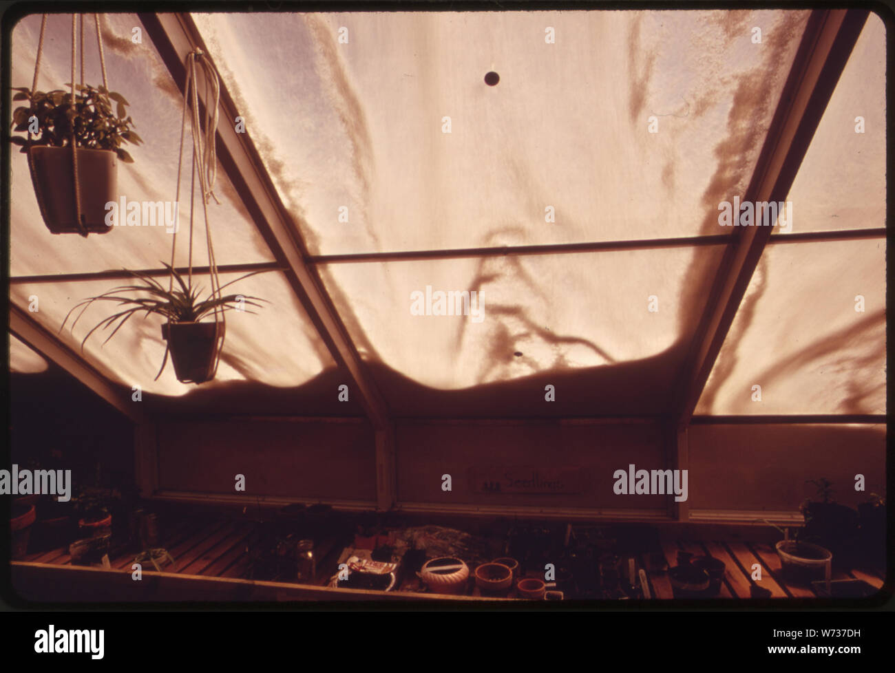 Perline di polistirolo sono mostrati essere insufflata fra due strati di pannelli di plastica in un efficiente serra solare costruito per una scuola in Albuquerque, Nuovo Messico. Le perline fungono da isolamento di notte e sono aspirati fuori durante il giorno per permettere alla luce di passare attraverso Foto Stock