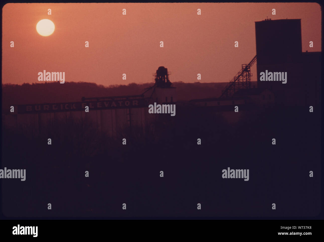 Alba sul BURDICK ASCENSORE A NEW ULM, Minnesota. È stato costruito sul sito della EAGLE laminatoio che era la città più grande dell'industria fino al 1940. La città è stata fondata nel 1854 da un gruppo di immigrati tedeschi. La sede della contea di centro di scambi commerciali rimane prevalentemente agricola anche se la sua crescita a partire dal 1950 è stata dovuta all'arrivo di aziende manifatturiere del distretto degli affari è stato rivitalizzato come un progetto comunitario Foto Stock