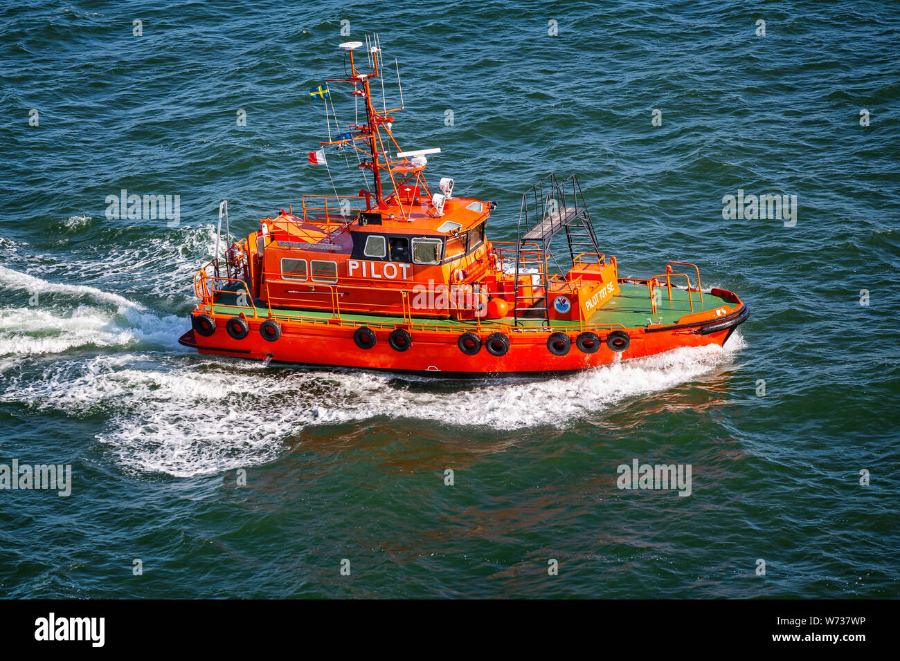 Pilota svedese crash in barca attraverso le onde ad alta velocità in mare vicino a Visby, Gotland (Svezia) il 20 Luglio 2019 Foto Stock