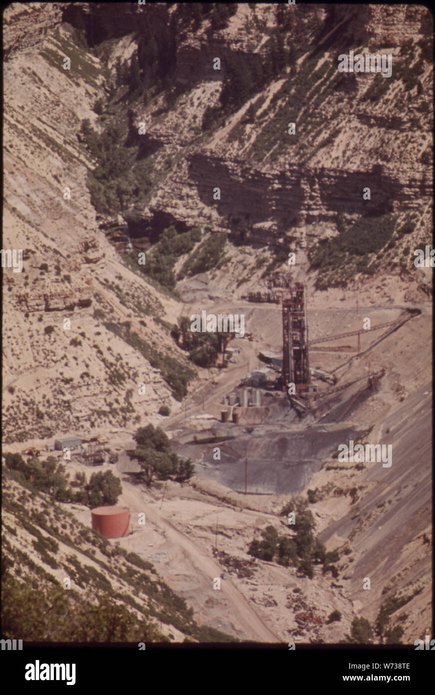 La colonia impianto (vicino a Grand Valley nel bacino PICEANCE) DOPO ANNI DI RICERCA, HA PRESO Scisto bituminoso da una mina sotterranea ed è stato elaborato con successo in un esperimento di colonia di storta, una joint venture dell'olio di scisto Corporation e Atlantic Richfield, sta ora progettando una scala piena di funzionamento. Si impiegheranno 1000 persone e produrre tra 40.000 e 85.000 barili di petrolio grezzo sintetico di un giorno Foto Stock
