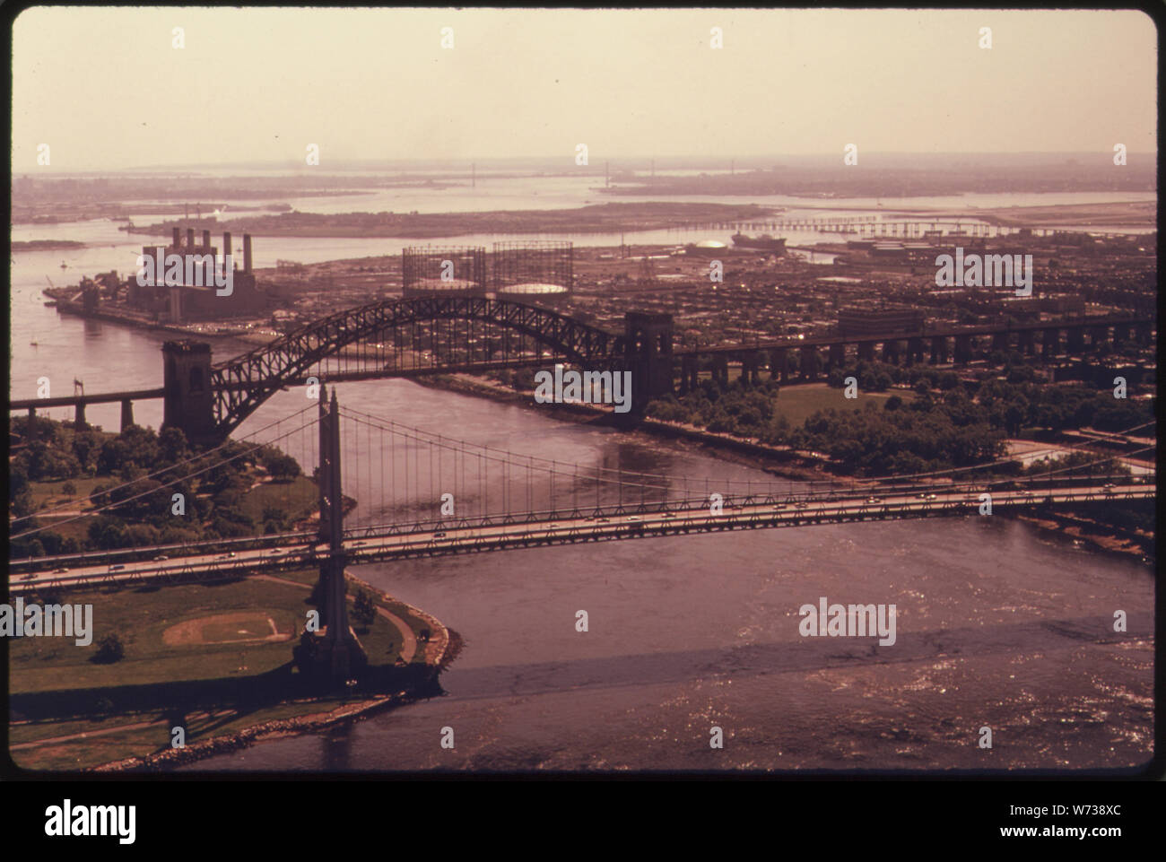 L'East River e Queens, a New York. Trasporto in un area urbana e industriale come NEW YORK PRODUCE I PROBLEMI AMBIENTALI DEL PROPRIO. La crescita incontrollata di autostrade attraverso il paesaggio e tagliare attraverso il cuore della città di isolare un quartiere DA UN ALTRO. La vettura deve assumersi la responsabilità per l'INQUINAMENTO ATMOSFERICO uno dei più importanti problemi ambientali che influenzano l'ANSA Foto Stock