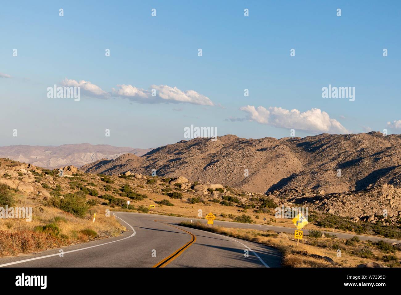 Avvolgimento su strada nel deserto Foto Stock