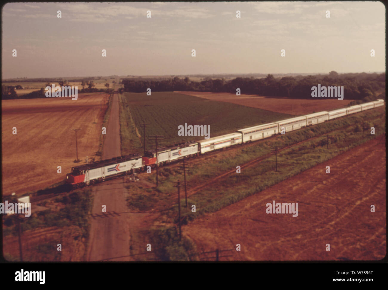 Il Lone Star (treno #15) è mostrato dall'aria che passa in un tipico ambiente rurale OKLAHOMA INCROCIO TRA GUTHRIE E NORMAN lungo il tragitto da Chicago a Houston, Texas. AMTRAK viene caricato dal congresso per fornire un moderno ed efficiente U.S. INTERCITY servizio ferroviario passeggeri, impiegando innovativo operativo e i concetti di marketing per soddisfare esigenze di trasporto Foto Stock