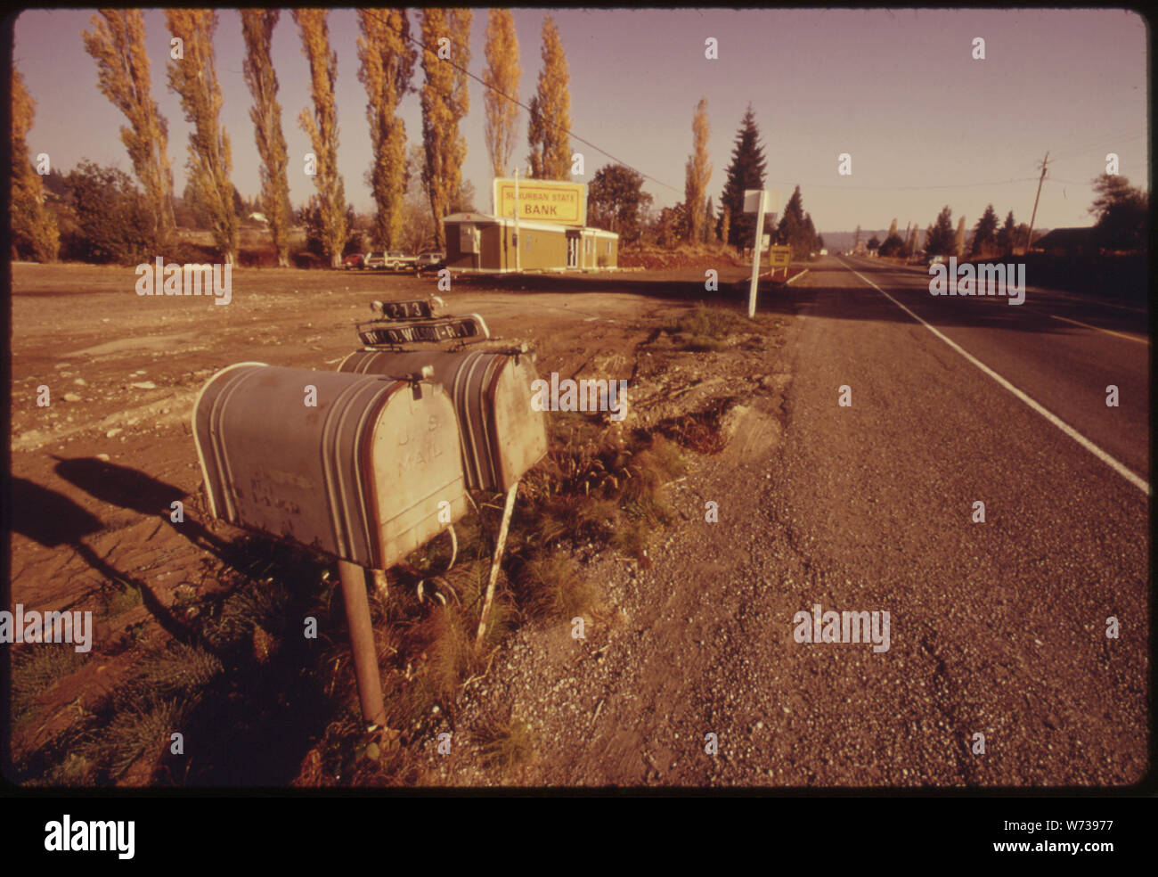 La strada principale della contea di KITSAP CITTÀ DI SILVERDALE mostra strada rurale le caselle di posta E UN MOBILE HOME BANK OFFICE. Questa comunità e altri nella zona sarà influenzata dalla crescita della popolazione quando la Marina propone di TRIDENT SUBMARINE BASE è costruita nelle vicinanze Foto Stock