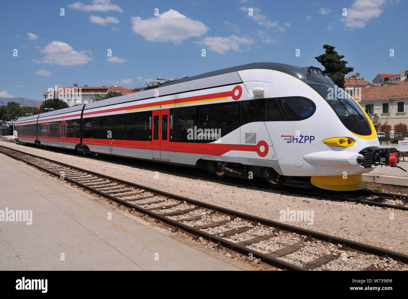 Koncar Diesel Multiple Unit 7 023 001 al Porto di Split Stazione, Croazia Foto Stock