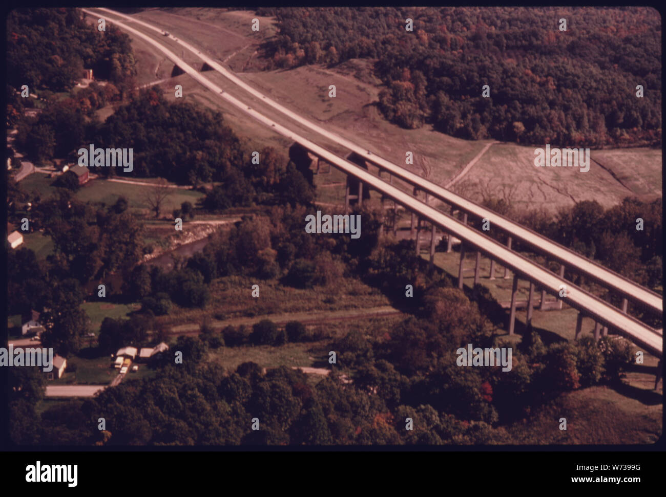 La Ohio Turnpike attraversa il Cuyahoga Valley e il fiume come pure i binari della ferrovia utilizzata dal sistema CHESSIE in questa vista aerea prese a sud di Cleveland. Alcuni fenomeni di erosione può essere visto nelle vicinanze dell'autostrada. Questa zona è parte della neonata Cuyahoga Valley National Recreation Area si trova in una ventina di chilometri di terra tra CLEVELAND E AKRON. Il piano della valle varia da 500 a 5.000 piedi e i lati sono fortemente inclinate e boscosa Foto Stock