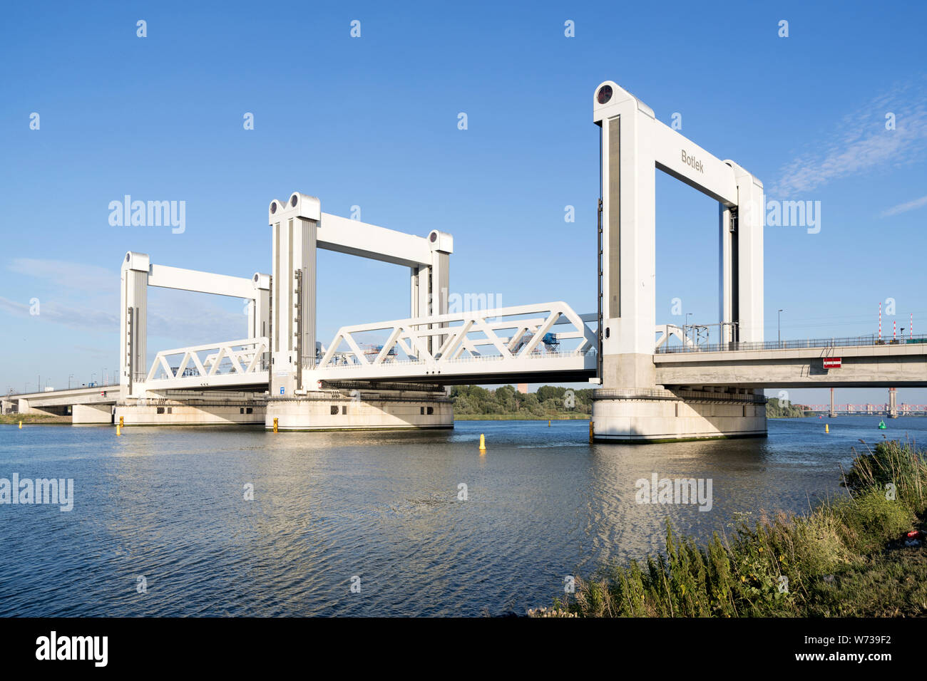 Il Botlekbrug Botlek (ponte), un ponte di sollevamento per il traffico stradale e ferroviario sulla Oude Maas nel porto di Rotterdam area. Foto Stock