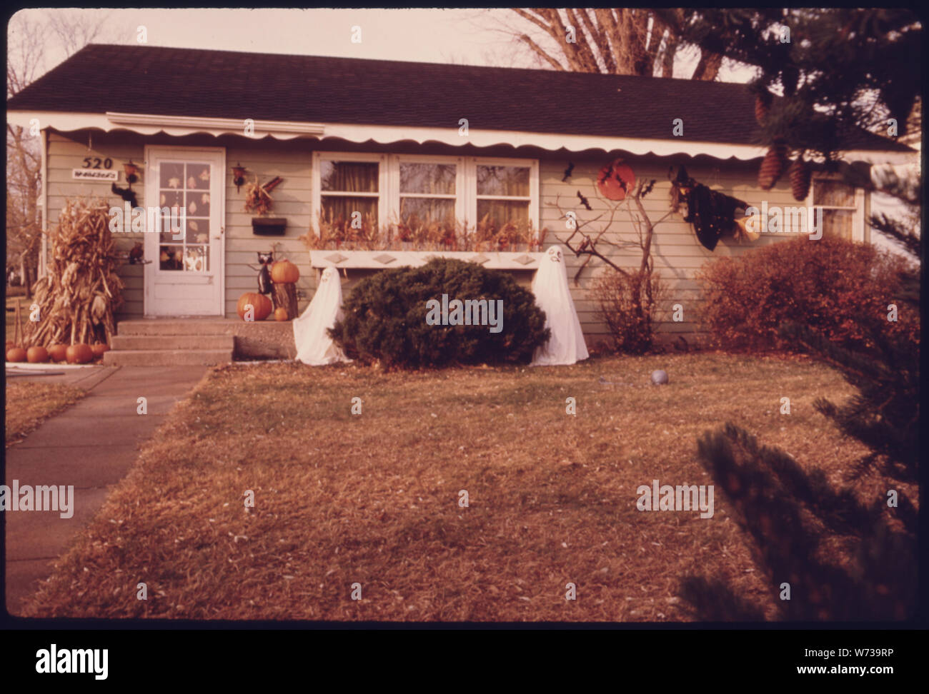 La città di New ULM, Minnesota, è stata fondata nel 1854 da un gruppo di immigrati tedeschi. Alloggiamento Ci corre il gamut dal XIX secolo gli stili per quelli popolari oggi. Questa piccola casa è decorata per Halloween. NEW ULM è prevalentemente agricola anche se la crescita in la sede della contea di centro di scambi commerciali a partire dal 1950 è stata dovuta all'arrivo di aziende di produzione. Poiché negli anni Sessanta uno sforzo della comunità ha contribuito a rivitalizzare il quartiere degli affari Foto Stock
