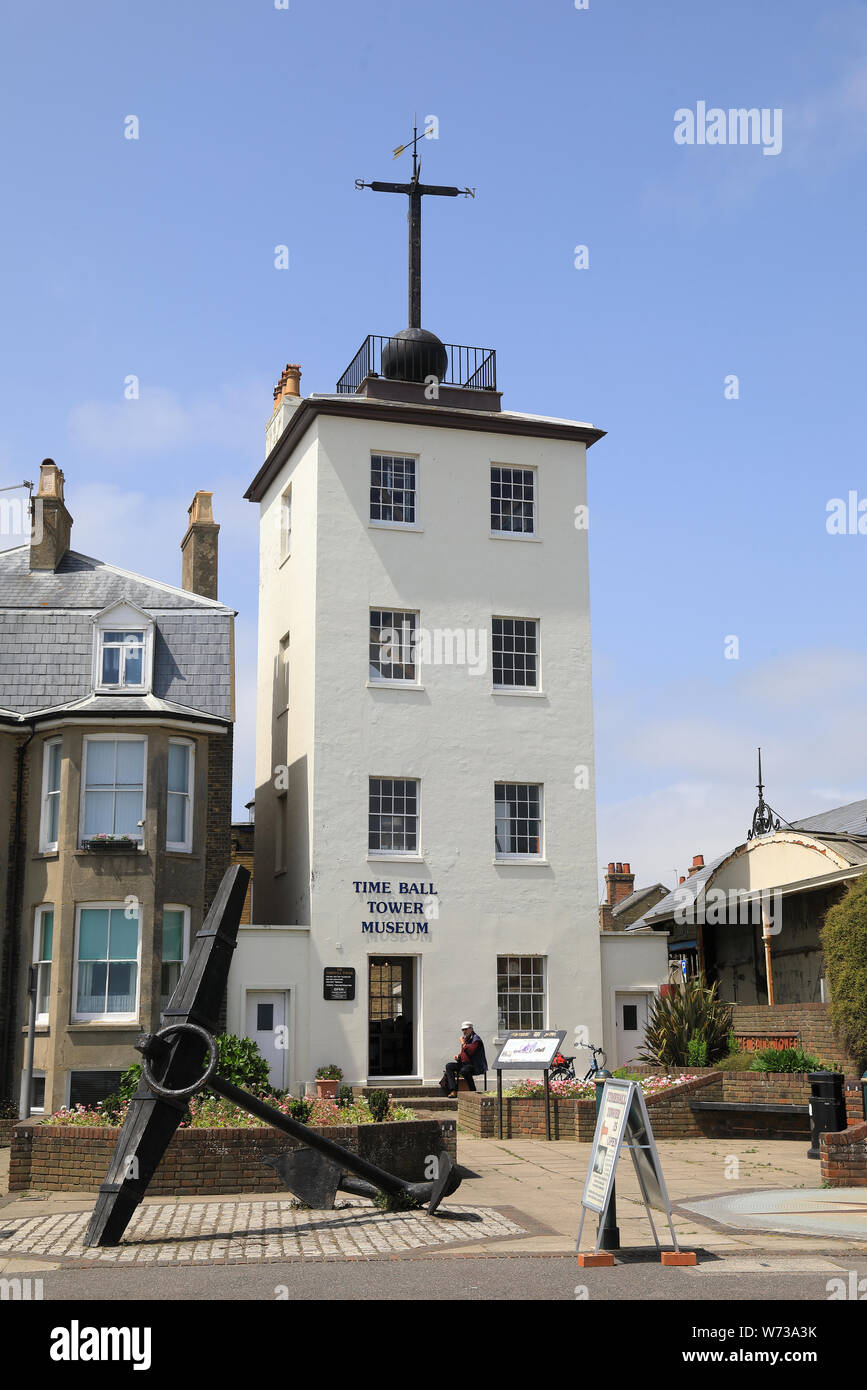 Il tempo storico della torre a sfera e Museo sulla passeggiata sul mare trattativa anteriore, sul Kent east coast, in Inghilterra, Regno Unito Foto Stock