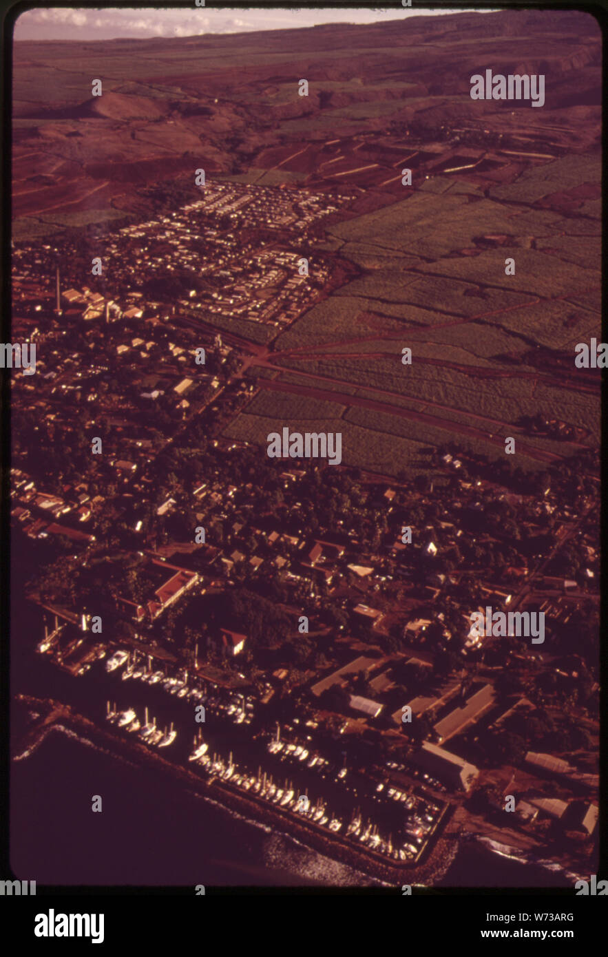 Città di LAHINA, sito del mulino di zucchero e una crescita veloce AREA TURISTICA. Utilizzare la terra LA COMMISSIONE NON HA EFFETTUATO UNA DECISIONE DEFINITIVA, ma rapido ritmo di crescita sarà probabilmente costringere presto Foto Stock