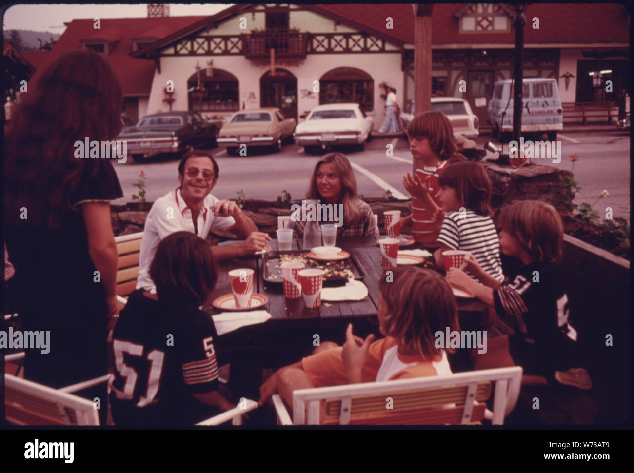 I turisti a mangiare a strutture esterne al WURST HAUS IN HELEN GEORGIA, nei pressi di ROBERTSTOWN. Un nuovo progetto di sviluppo e un aumento del turismo sono venuti al villaggio di circa 270 residenti 90 miglia a nordest di Atlanta, DAL MOMENTO CHE LA CITTÀ HA DECISO SU UNA DELLE ALPI BAVARESI tema per il suo piccolo quartiere degli affari. Con il successo del progetto è giunta una questione di quante commercialismo può essere alloggiato senza perdere il carattere della città o la sua LONGTIME RESIDENTI Foto Stock