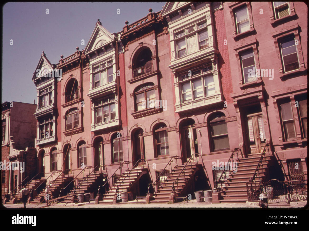 Fine del secolo arenaria appartamenti essendo verniciato e ristrutturata dai proprietari di Brooklyn, NEW YORK CITY BROOKLYN rimane uno dei migliori d'America esempi di un XIX Secolo città. La maggior parte di tutti, LA CITTÀ INTERNA AMBIENTE È ESSERI UMANI, come bello e minacciati come il XIX secolo edifici Foto Stock