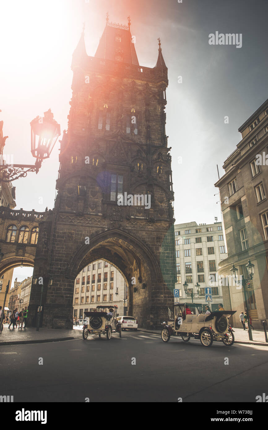 Vecchia auto di fronte a Torre della Polvere, Praga Foto Stock