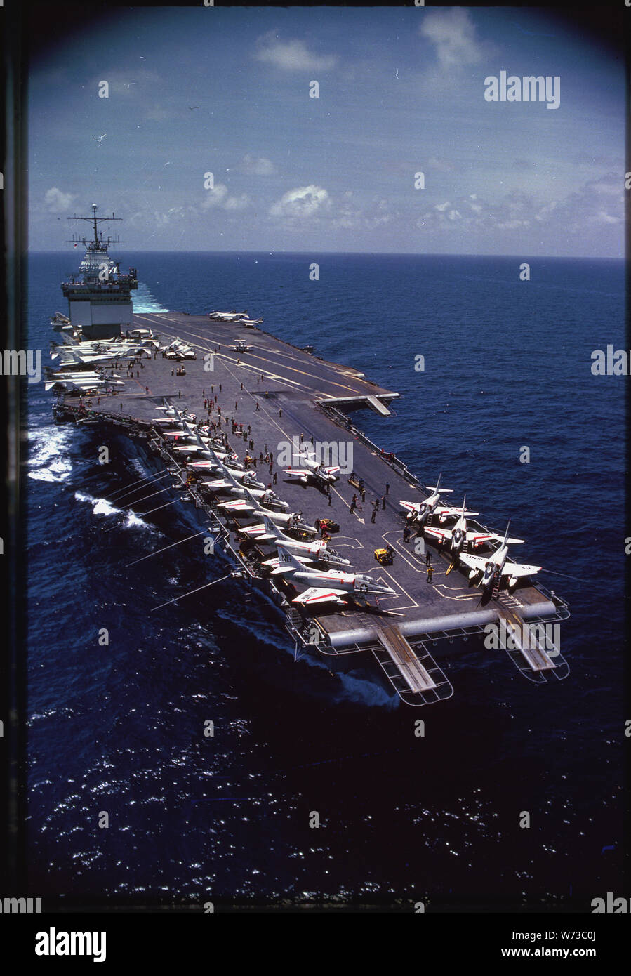 La nuclear powered portaerei USS Enterprise (CVAN-65) le crociere nelle limpide acque blu del Golfo del Tonchino lungo le coste del Vietnam. Con A-4 Skyhawk bombardieri sul suo bow, enterprise è pronto a recuperare più aerei sul suo ponte angolato. Foto Stock