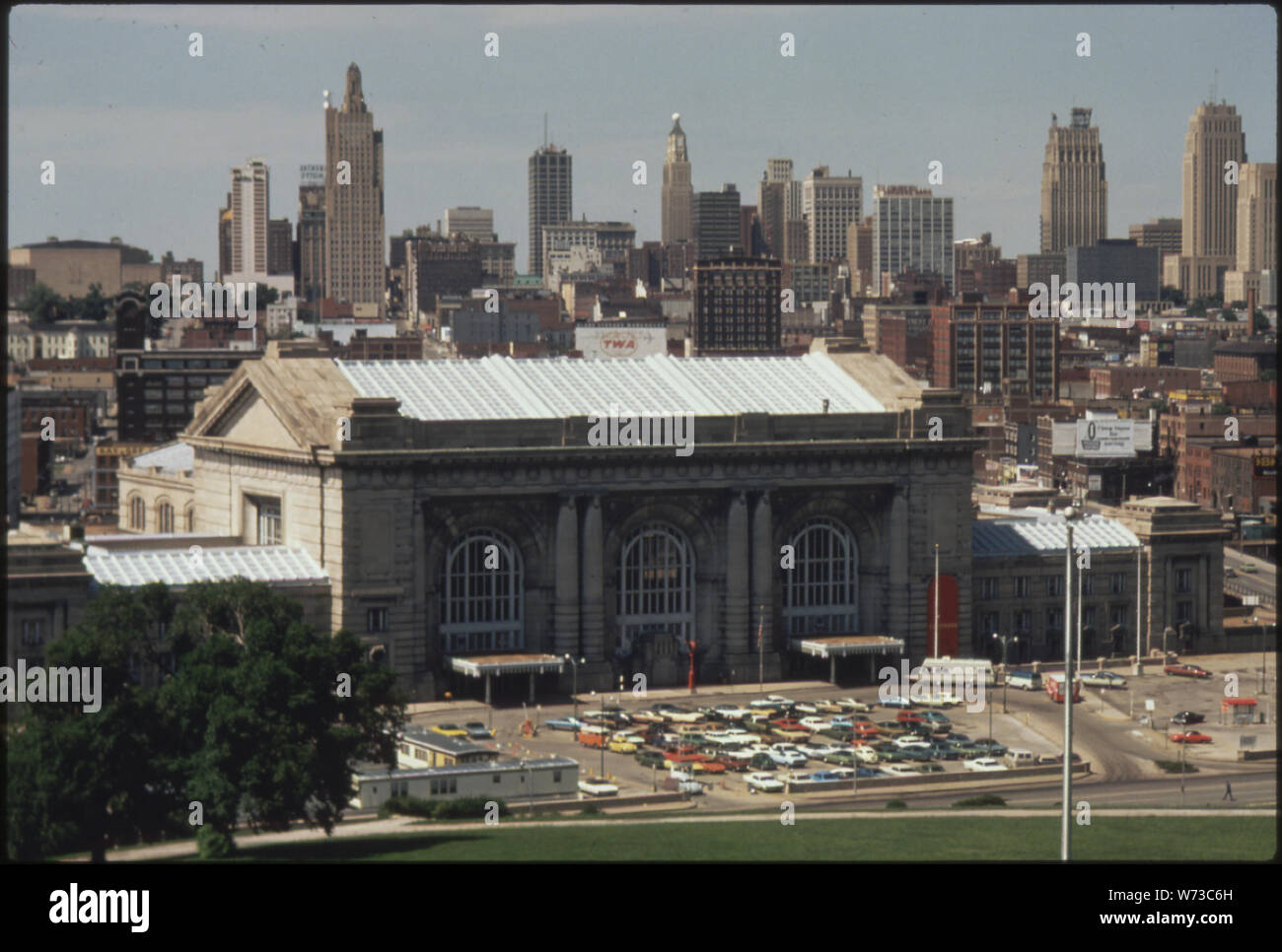 La Union Station a Kansas City, Missouri. A causa della scomparsa di treni passeggeri negli ultimi venti anni solo una porzione del terminale serve i viaggiatori. Il resto è utilizzato come sala congressi. Al suo apice la stazione è servita più di 200 treni al giorno rispetto a sei al giorno nel 1974. AMTRAK sta lavorando per aggiornare il servizio passeggeri e di attrarre più piloti Foto Stock