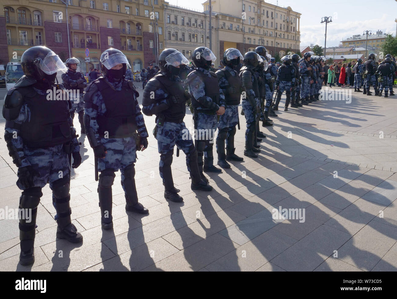 Gli ufficiali di polizia in uniformi di protezione Foto Stock