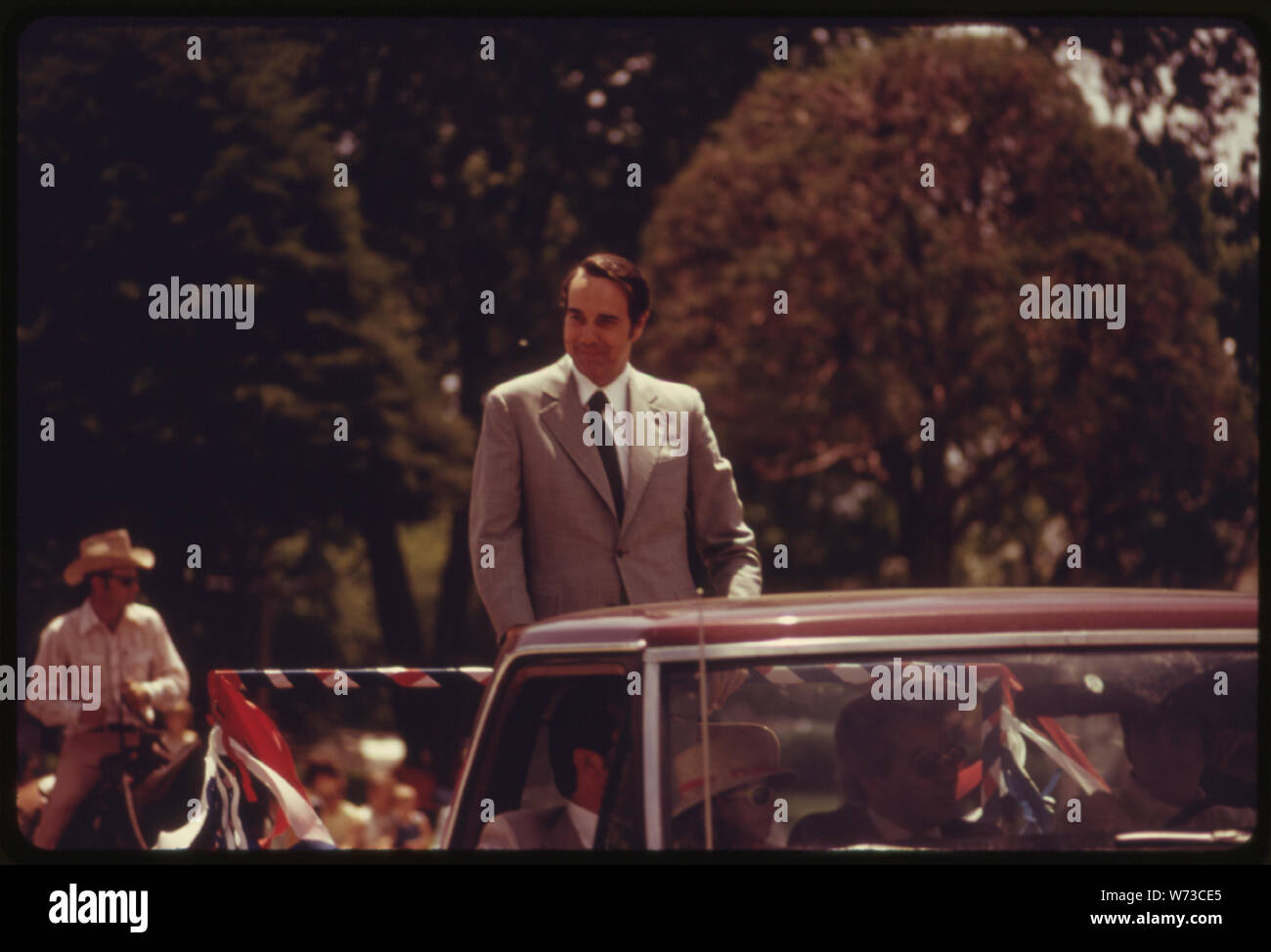 Stati Uniti Il senatore da KANSAS ROBERT DOLE, sorge su un pick-up truck letto che è uno della parata di unità nel pioppi neri americani cade Kansas, vicino a EMPORIA. Si tratta di una parte delle colline di pietra focaia rodeo feste e annualmente un evento culturale di grande importanza nella zona. Si tratta di un 19esimo secolo cowboy cittadina nel cuore del Kansas FLINT REGIONE DELLE COLLINE e in prossimità di una zona designata come un possibile sito per un TALLGRASS PRAIRIE NATIONAL PARK Foto Stock