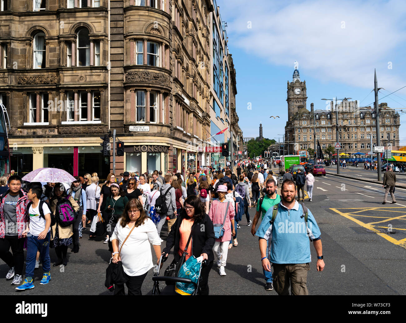 Pedoni che attraversano street a Princes Street di Edimburgo, Scozia, Regno Unito Foto Stock