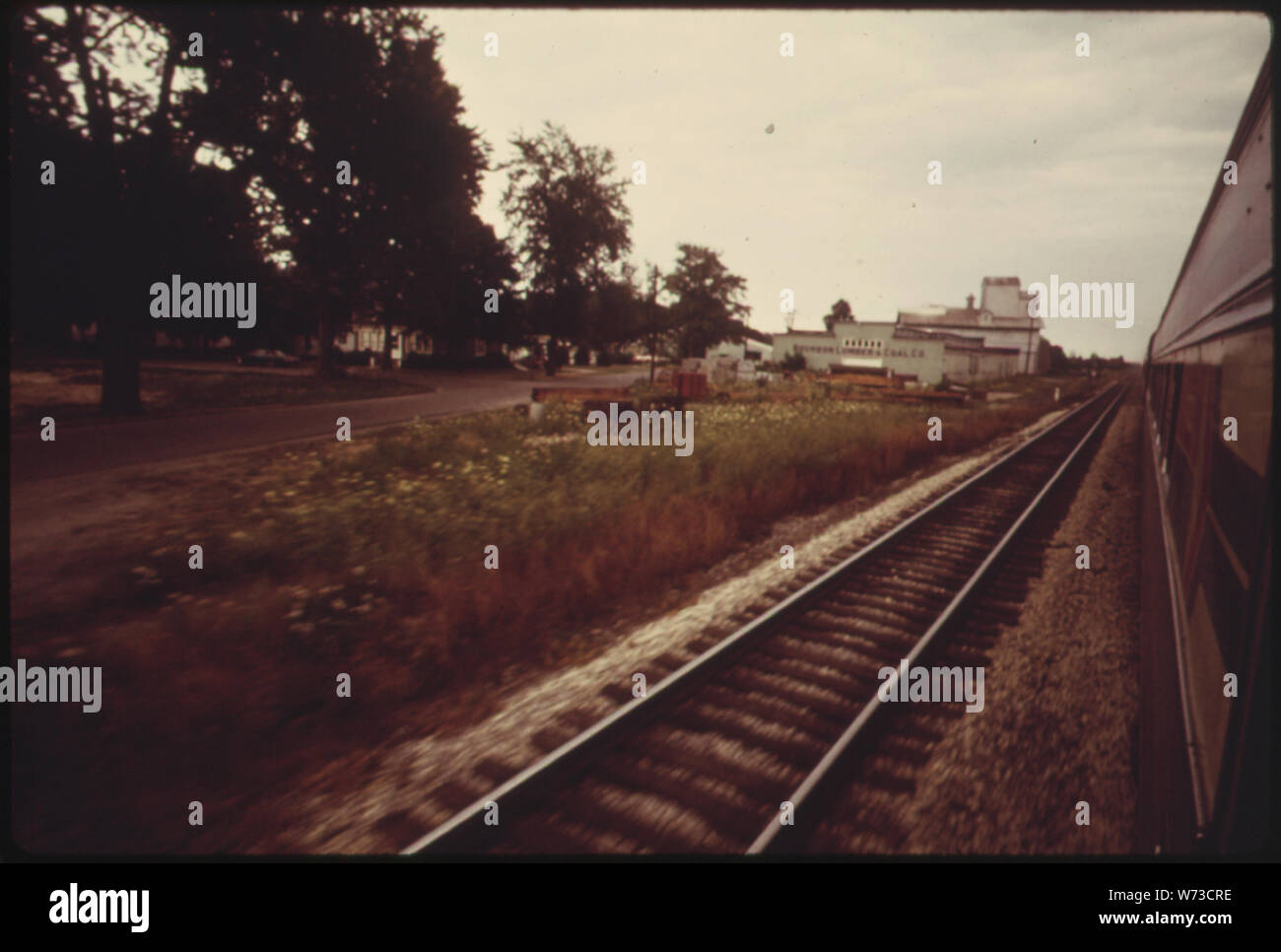 Vista dall'Amtrak's BROADWAY LIMITED nel nord indiana lungo il tragitto da Chicago a punti a est. Il passeggero treno lascia Chicago giornaliera a 4 P.M. Ed è programmato per arrivare ad Harrisburg, Pennsylvania, il giorno seguente alle 6:22 A.M. Ci si divide in due sezioni, quella di andare a Washington D.C., E LE ALTRE A NEW YORK CITY. Il treno ha una storia di essere in ritardo. AMTRAK funzionari la colpa sulla scarsa manutenzione dei cingoli non affitta la nazione ferrovie Foto Stock