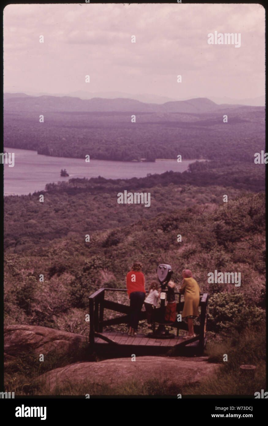 Piattaforma di osservazione in cima MCCAULEY MOUNTAIN, NEW YORK, nell'Adirondack Forest Preserve, ha un telescopio per i turisti per l'utilizzo su Fulton catena di laghi Foto Stock