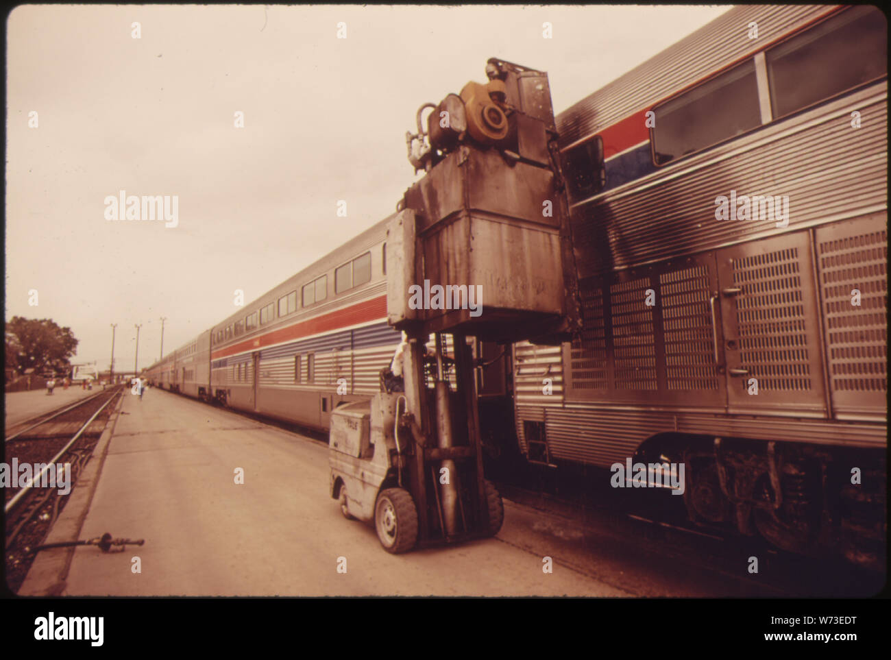 Finestra di apparecchiature di lavaggio viene utilizzato su Amtrak's Southwest limitato durante un arresto a Albuquerque, New Mexico, lungo il tragitto da Los Angeles, California, a Chicago. Passeggeri AMTRAK sondaggi di tasso che come uno dei primi due treni in 1974 per il cibo e il servizio in sala da pranzo il treno dispone anche di un salone auto ed una cupola AUTO IN AGGIUNTA ALLE AUTOVETTURE Foto Stock