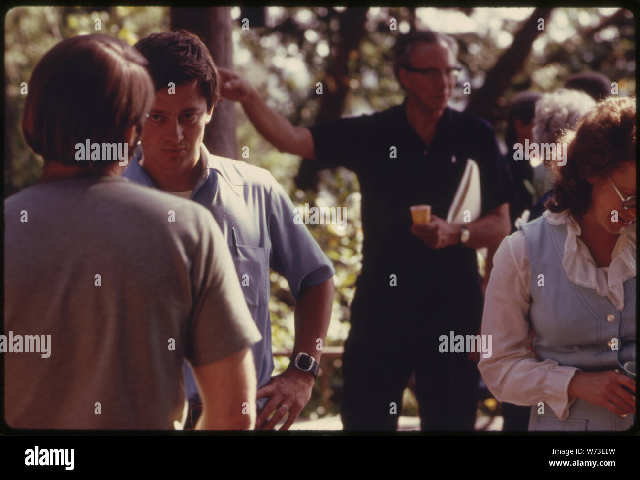 WILLIAM RODGERS (secondo da sinistra), un'Università di Georgetown il professore di diritto a Washington D.C., frequenta un PREOCCUPATO PER TRIDENT incontro come un membro del consiglio di amministrazione. Esso è stato tenuto in una casa nella contea di KITSAP, a Bainbridge Island. Il gruppo è preoccupato che la marina aderire a tutte le leggi applicabili come il sommergibile TRIDENT BASE è costruita nelle vicinanze. Alcuni 27.000 nuovi residenti sono previste per l'area durante l'installazione navale è completata Foto Stock