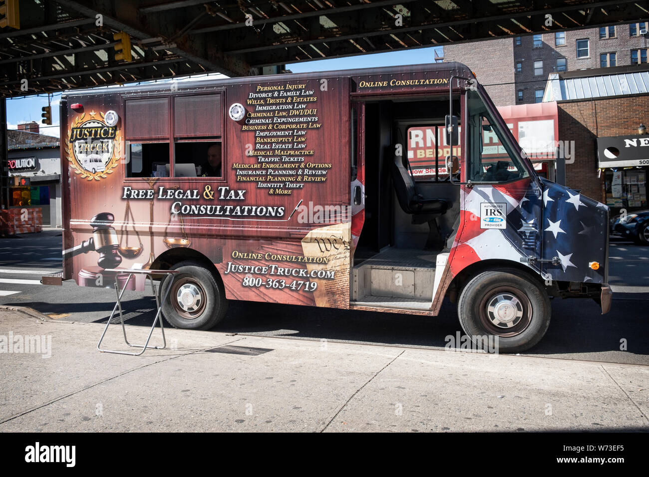 I giudici hanno carrello. Uno studio di avvocati in un furgone parcheggiato sotto la metropolitana sopraelevata a Roosevelt Ave. In Jackson Heights, Queens, a New York City. Foto Stock