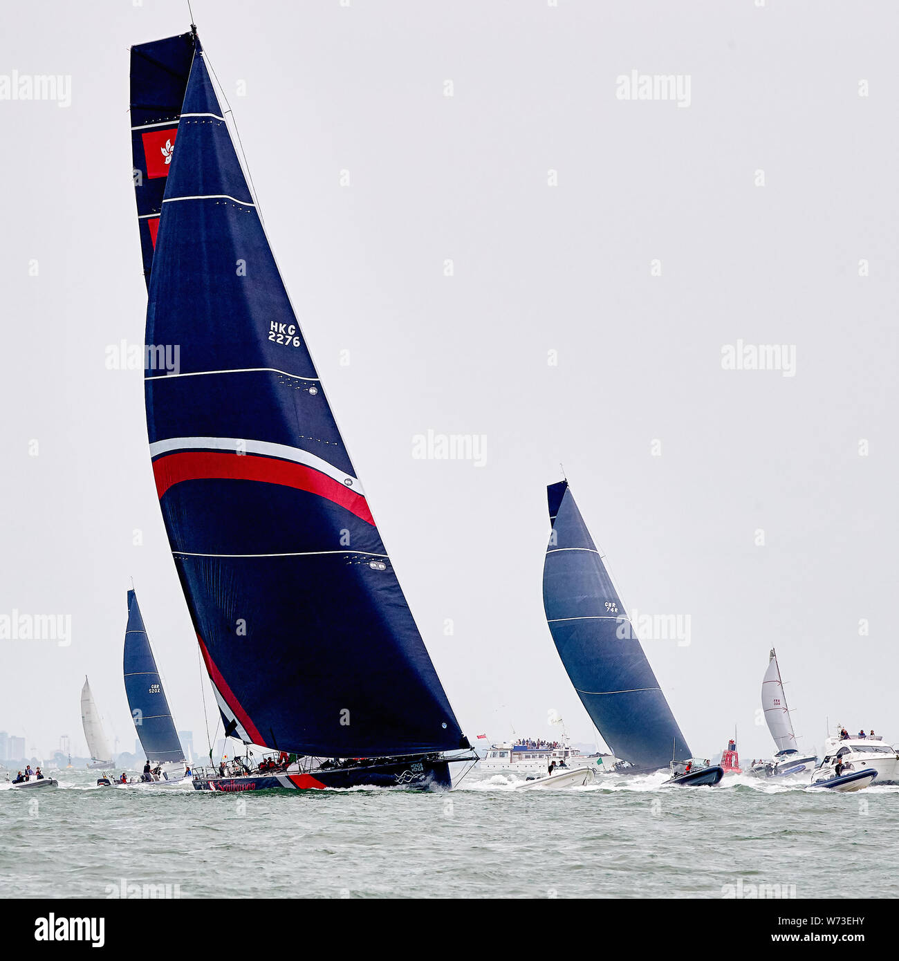 Fastnet race 2019. In barca a vela in mare aperto. Immagine di Scallywag a inizio gara, come yachts jostle per posizione in una leggera brezza. Foto Stock