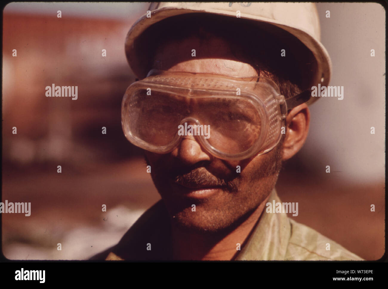 Lavoratore dal Messico indossa gli occhiali di protezione PER PROTEGGERE GLI OCCHI DA POLVERE A CEDAR MILL VICINO LEAKEY, Texas, e SAN ANTONIO Foto Stock
