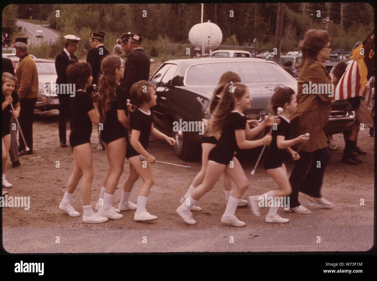 Giovani MAJORETTES ESEGUI per unire il memorial day Parade all'ingresso vicino al Fulton laghi a catena Foto Stock