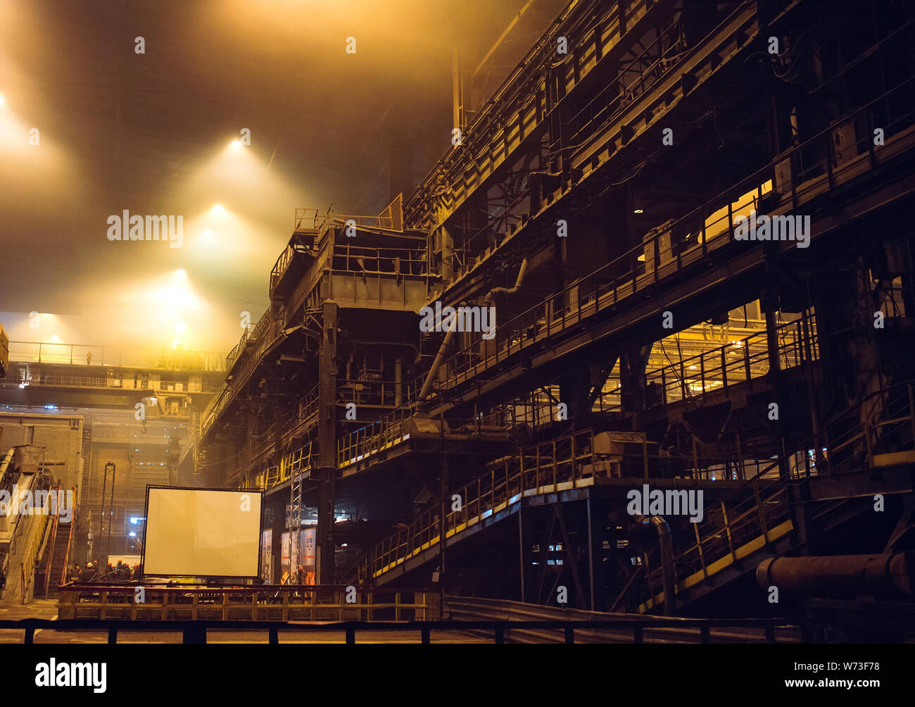 La fusione del metallo in un impianto siderurgico. Industria metallurgica. Foto Stock